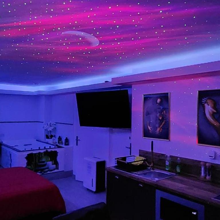 Love Room romantique avec Jacuzzi 2 places - Studio Lit Queen-Size de Luxe - 4