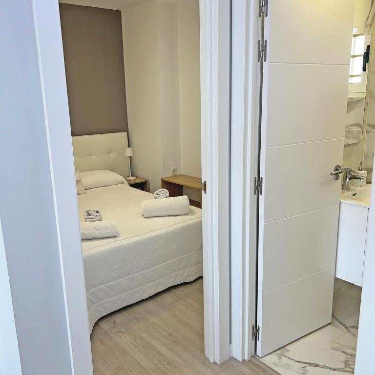 Lujo en la playa. Parking Gratis - Three-Bedroom Apartment - 63