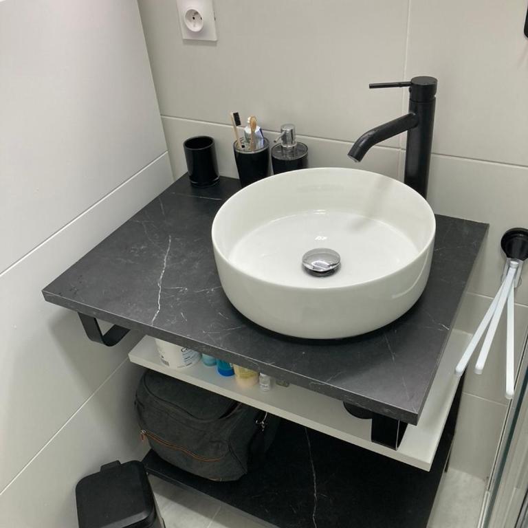 TRÈS BEL APPARTEMENT ENTIÈREMENT RÉNOVÉ - Apartamento de 1 dormitorio - 12