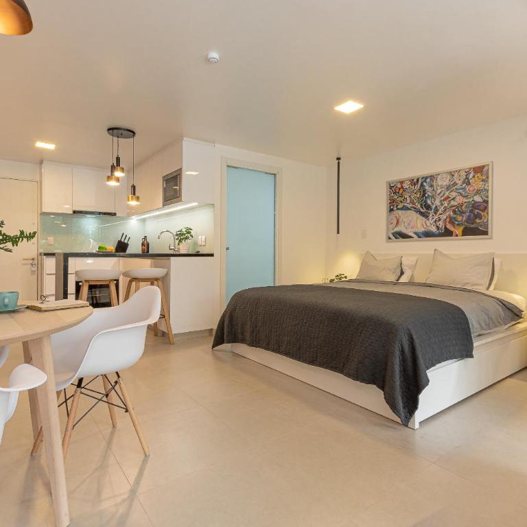 King-size bed with terrace and Air Conditioning! - Apartamento de 1 dormitorio - 9