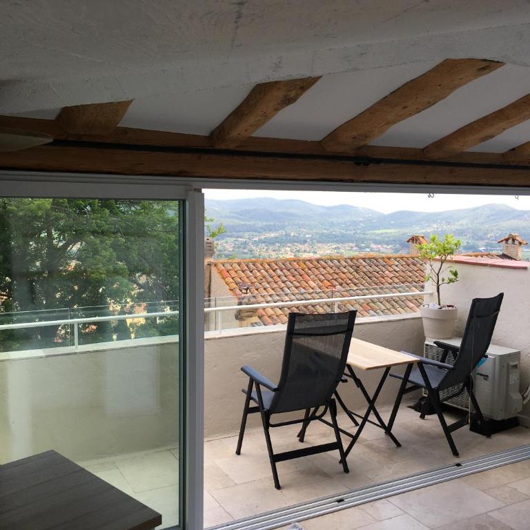 Studio le Nid, vue mer, village et collines avec terrasse - Studio - Vue sur Mer - 2