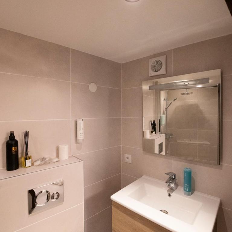 La Petite Cour - Atypique, calme et cozy - Apartment - 15