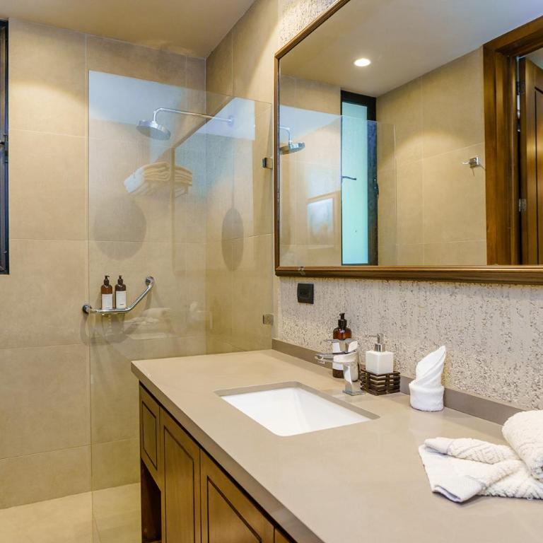 Luxurious Oasis Jacuzzi with Art Gallery and Pool - Apartamento Superior - 13