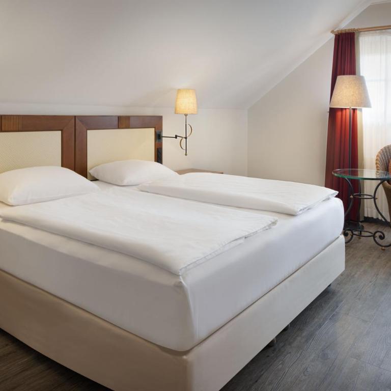 Arabella Jagdhof Resort am Fuschlsee, a Tribute Portfolio Hotel - Maisonette Suite mit Kingsize-Bett, Schlafsofa, Gartenblick und Balkon - 1