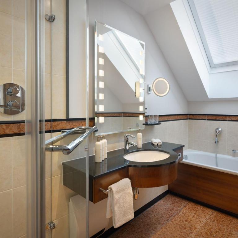 Arabella Jagdhof Resort am Fuschlsee, a Tribute Portfolio Hotel - Maisonette Suite mit Kingsize-Bett, Schlafsofa, Gartenblick und Balkon - 7