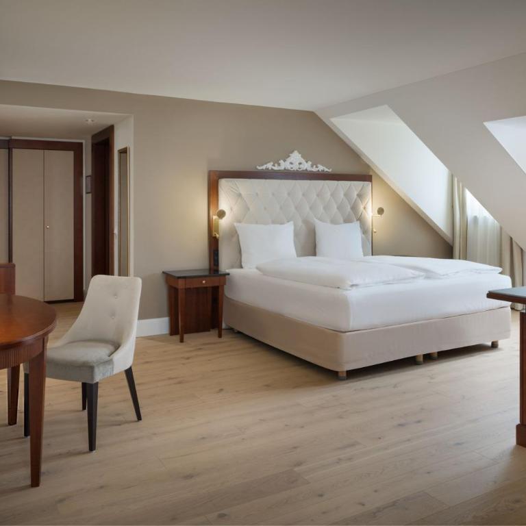 Arabella Jagdhof Resort am Fuschlsee, a Tribute Portfolio Hotel - Superior Suite mit Kingsize-Bett, Schlafsofa und Gartenblick - 1