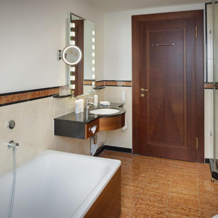 Arabella Jagdhof Resort am Fuschlsee, a Tribute Portfolio Hotel - Superior Suite mit Kingsize-Bett, Schlafsofa und Gartenblick - 8