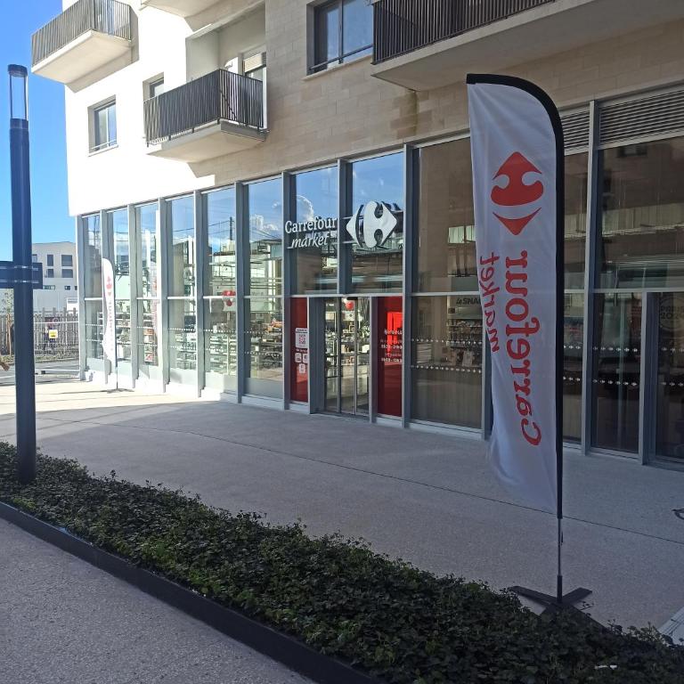 Centre ville, Parking, transport en commun au pied de l'immeuble - Apartment with Balcony - 2