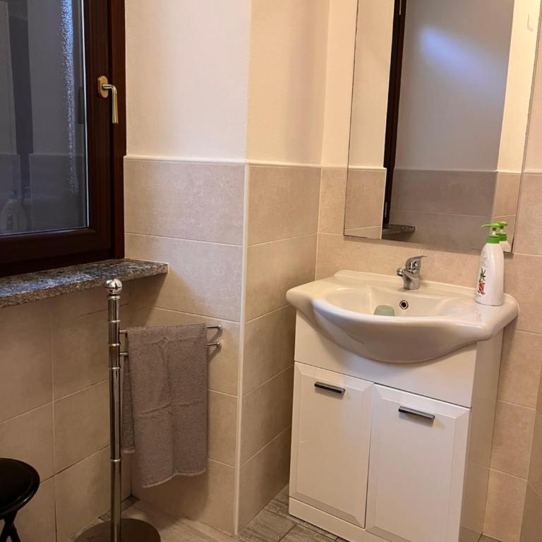 Il Cortile Como Single & Double Room in apartment NO HOTEL - Ampia Camera Matrimoniale - 7