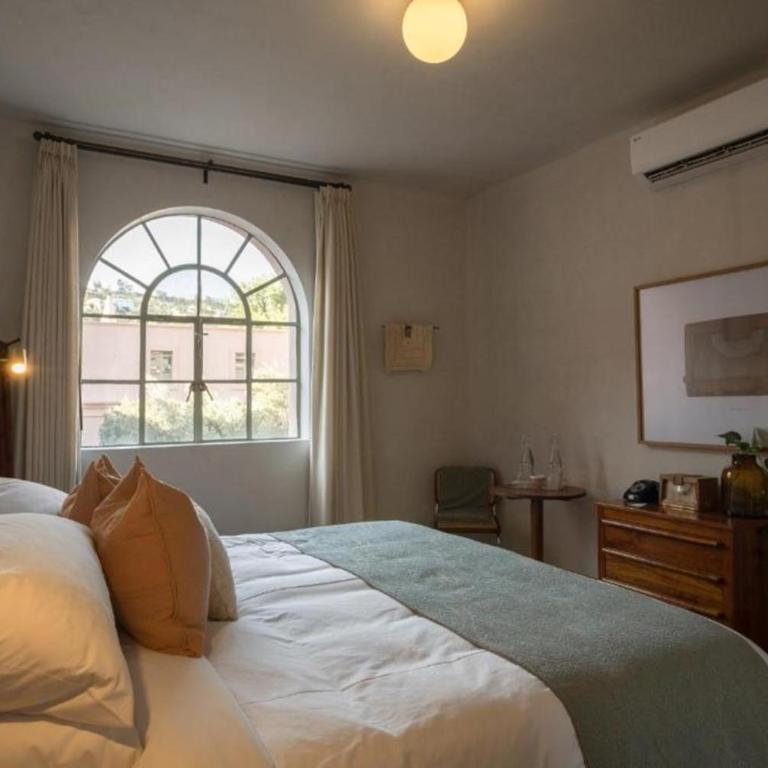Hotel Hércules - Deluxe King Room - 1
