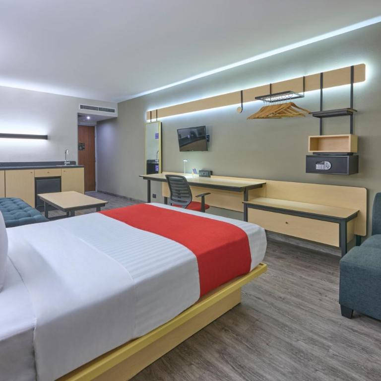 City Express by Marriott Ciudad de Mexico Aeropuerto - Superior Queen Room with Sofa Bed - 2