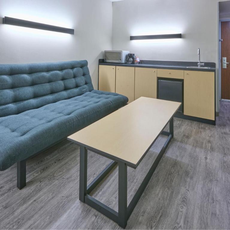 City Express by Marriott Ciudad de Mexico Aeropuerto - Superior Queen Room with Sofa Bed - 3