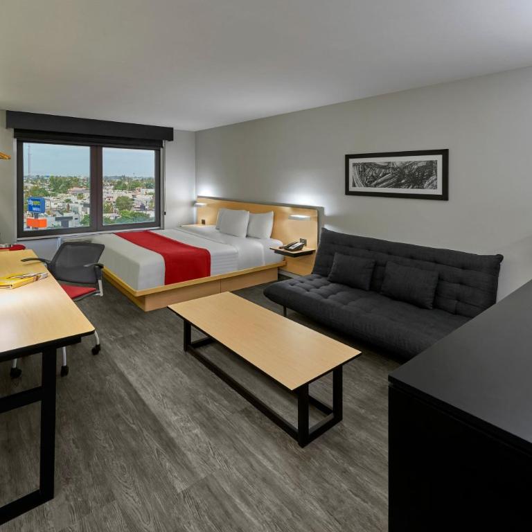 City Express by Marriott Monterrey Aeropuerto - Superior Queen Room with Sofa Bed - 4