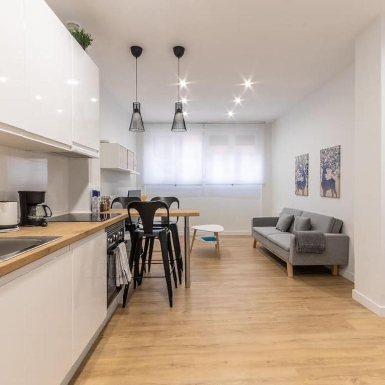 Gran apto a 5 min de casco viejo. Familias, grupos - Four-Bedroom Apartment - 9