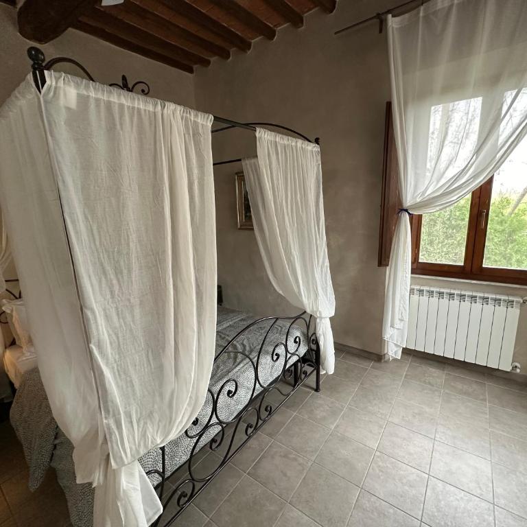 - Il Casale Toscano - 5 minutes by car from Pisa Tower - CHECK IN FROM 3 PM - Rooms only with fan - No breakfast & No fridge - Free parking - - Ampia Camera Matrimoniale - 2