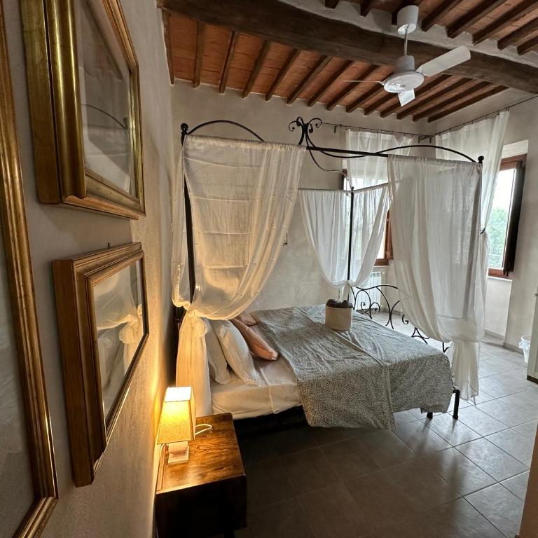 - Il Casale Toscano - 5 minutes by car from Pisa Tower - CHECK IN FROM 3 PM - Rooms only with fan - No breakfast & No fridge - Free parking - - Ampia Camera Matrimoniale - 1
