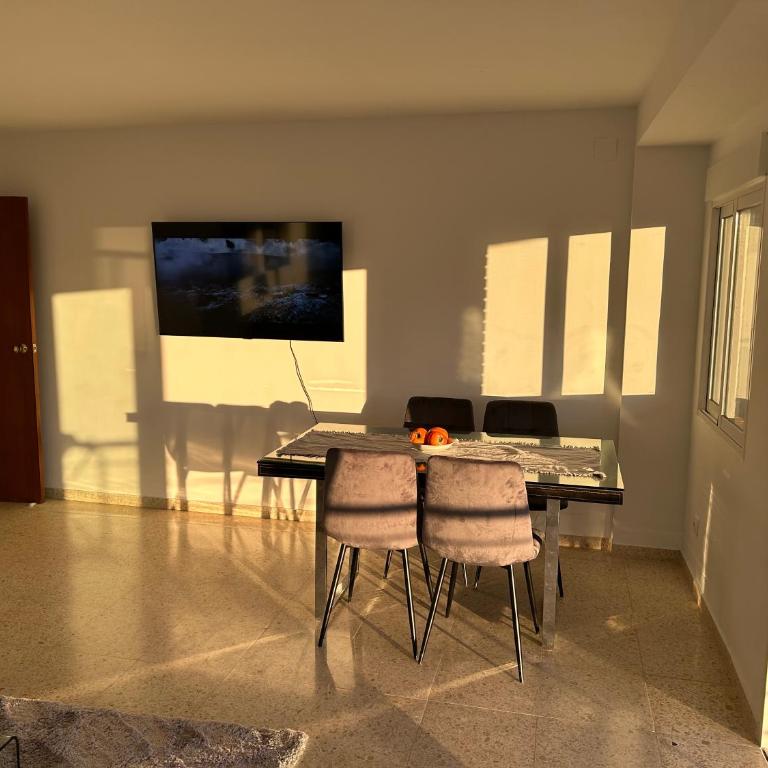 Große Ferienwohnung mit großer Terrasse an der Costa Blanca für 4 Erwachsene und 1 Kind circa 250 m vom Meer - Three-Bedroom Apartment - 17