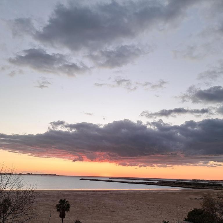 Ático primera línea de playa con vistas al Mar-Climatizado-Wifi-Parking-Solo familias - Apartamento de 3 dormitorios - 2