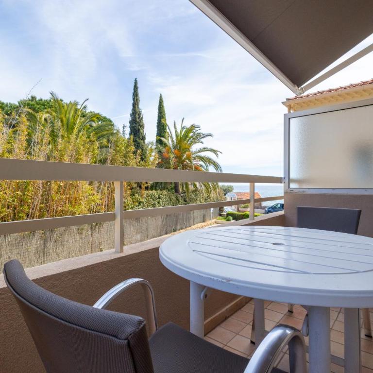 Hôtel Méditerranée - Chambre Double - Vue sur Mer et Colline - 11