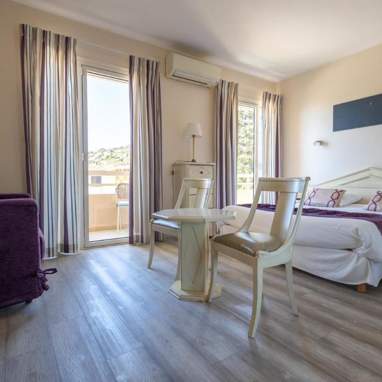 Hôtel Méditerranée - Chambre Triple - Vue Latérale sur Mer - Premier Étage - 9