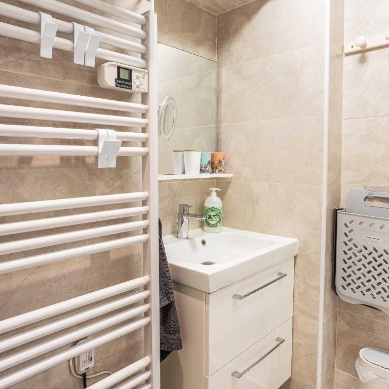 Paris my home, GF, AIR COND, 2 SHOWERS, 2 WC - Apartment - Ground Floor - 26