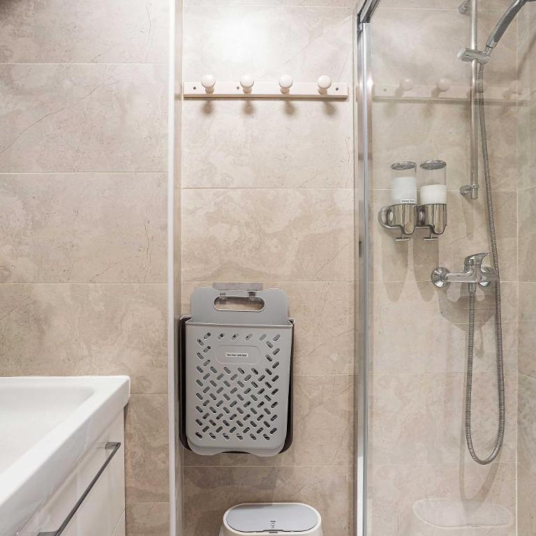 Paris my home, GF, AIR COND, 2 SHOWERS, 2 WC - Apartment - Ground Floor - 27