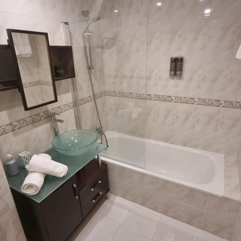 Ideal familias en urbanización de lujo a 600m de la playa Levante con Wifi, AC y Parking - Two-Bedroom Apartment - 12