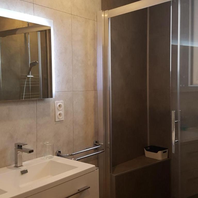 Apt 200m de la plage, tout confort et climatisé - Three-Bedroom Apartment - 7