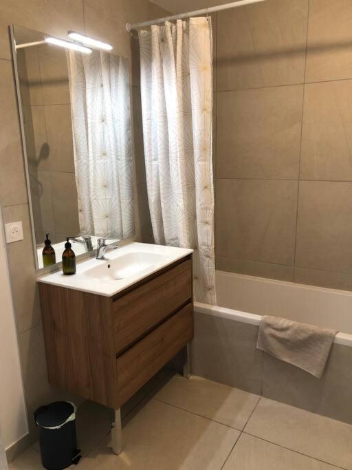 T2 - 1 ch - Garage privé - Balcon - 15 min du lac - Apartment mit 1 Schlafzimmer - 12