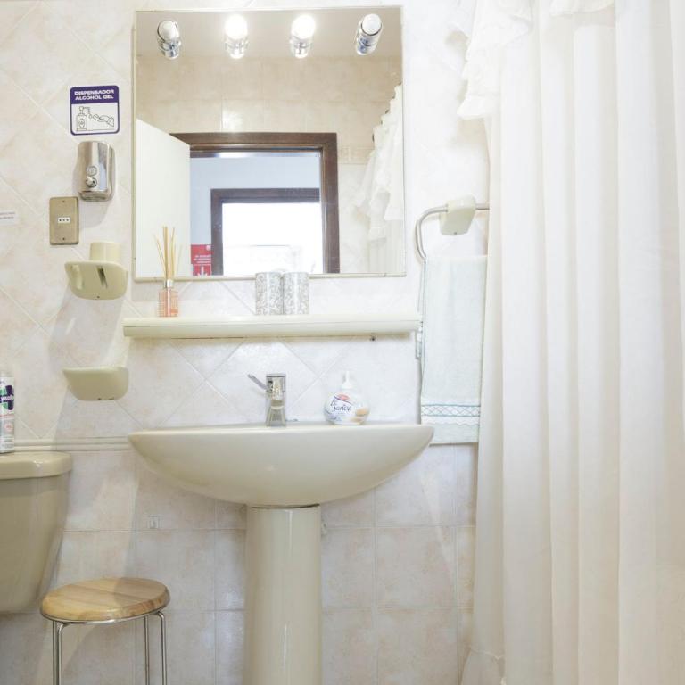 Sandy Point Hostal - Large Double Room - 4