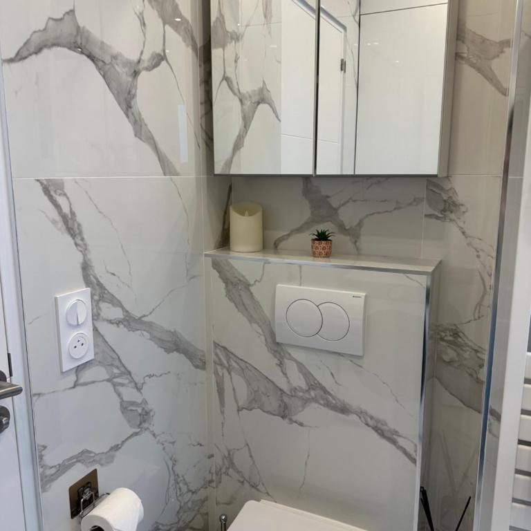 PARIS-ALESIA Super appartement 2 pièces de 39m2 - très cosy pour 1 - 5 personnes totalement refait à NEUF -ENTIRE APARTMENT LUXURIOUS AND WARM -PARIS ALESIA 14ème - Proche Aéroport Paris-Orly - Parc des Expositions Porte de Versailles FREE WIFI GRATUIT - One-Bedroom Apartment - 31