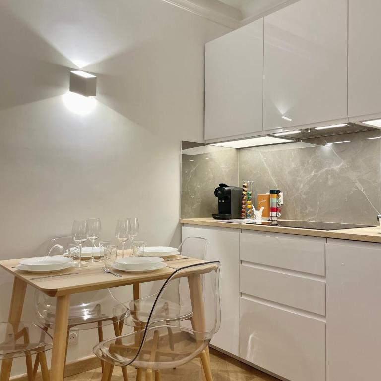 PARIS-ALESIA Super appartement 2 pièces de 39m2 - très cosy pour 1 - 5 personnes totalement refait à NEUF -ENTIRE APARTMENT LUXURIOUS AND WARM -PARIS ALESIA 14ème - Proche Aéroport Paris-Orly - Parc des Expositions Porte de Versailles FREE WIFI GRATUIT - One-Bedroom Apartment - 7