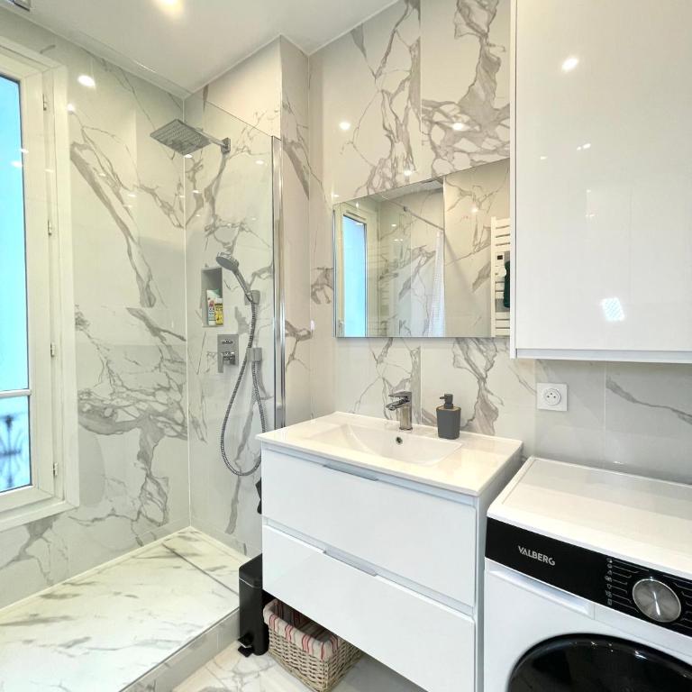 PARIS-ALESIA Super appartement 2 pièces de 39m2 - très cosy pour 1 - 5 personnes totalement refait à NEUF -ENTIRE APARTMENT LUXURIOUS AND WARM -PARIS ALESIA 14ème - Proche Aéroport Paris-Orly - Parc des Expositions Porte de Versailles FREE WIFI GRATUIT - One-Bedroom Apartment - 29