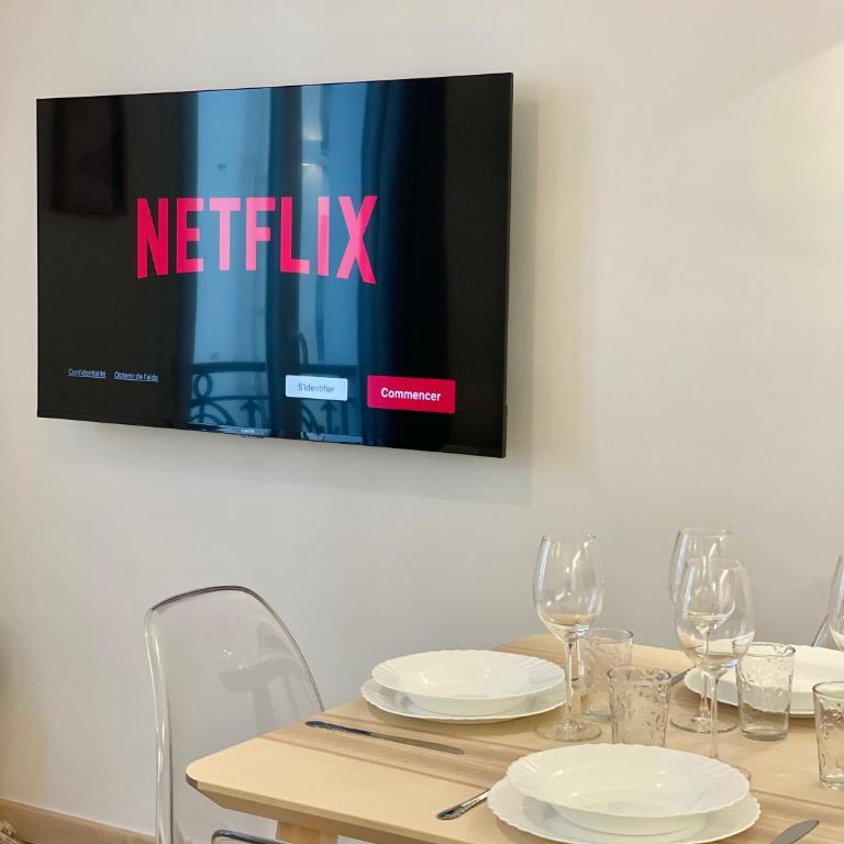 PARIS-ALESIA Super appartement 2 pièces de 39m2 - très cosy pour 1 - 5 personnes totalement refait à NEUF -ENTIRE APARTMENT LUXURIOUS AND WARM -PARIS ALESIA 14ème - Proche Aéroport Paris-Orly - Parc des Expositions Porte de Versailles FREE WIFI GRATUIT - One-Bedroom Apartment - 10