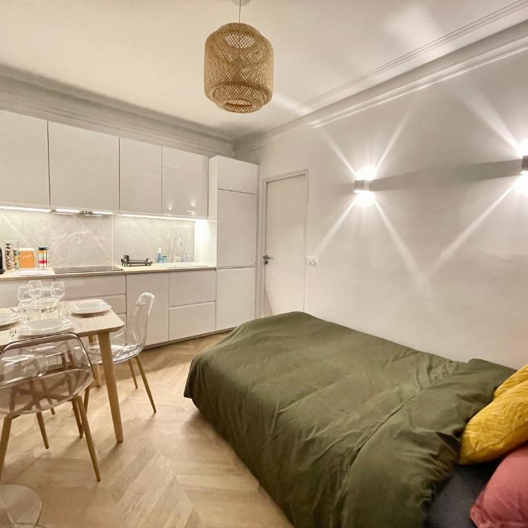 PARIS-ALESIA Super appartement 2 pièces de 39m2 - très cosy pour 1 - 5 personnes totalement refait à NEUF -ENTIRE APARTMENT LUXURIOUS AND WARM -PARIS ALESIA 14ème - Proche Aéroport Paris-Orly - Parc des Expositions Porte de Versailles FREE WIFI GRATUIT - One-Bedroom Apartment - 17