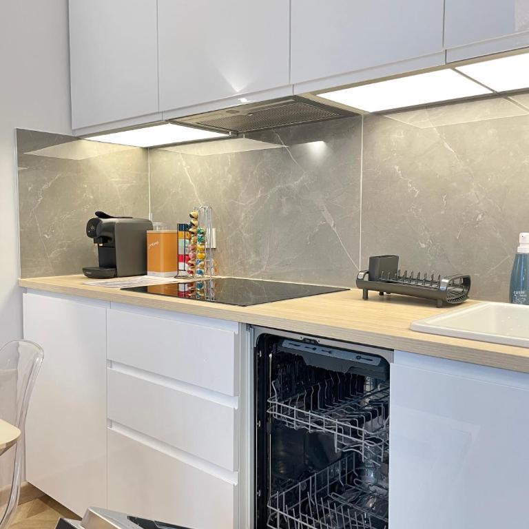 PARIS-ALESIA Super appartement 2 pièces de 39m2 - très cosy pour 1 - 5 personnes totalement refait à NEUF -ENTIRE APARTMENT LUXURIOUS AND WARM -PARIS ALESIA 14ème - Proche Aéroport Paris-Orly - Parc des Expositions Porte de Versailles FREE WIFI GRATUIT - One-Bedroom Apartment - 22