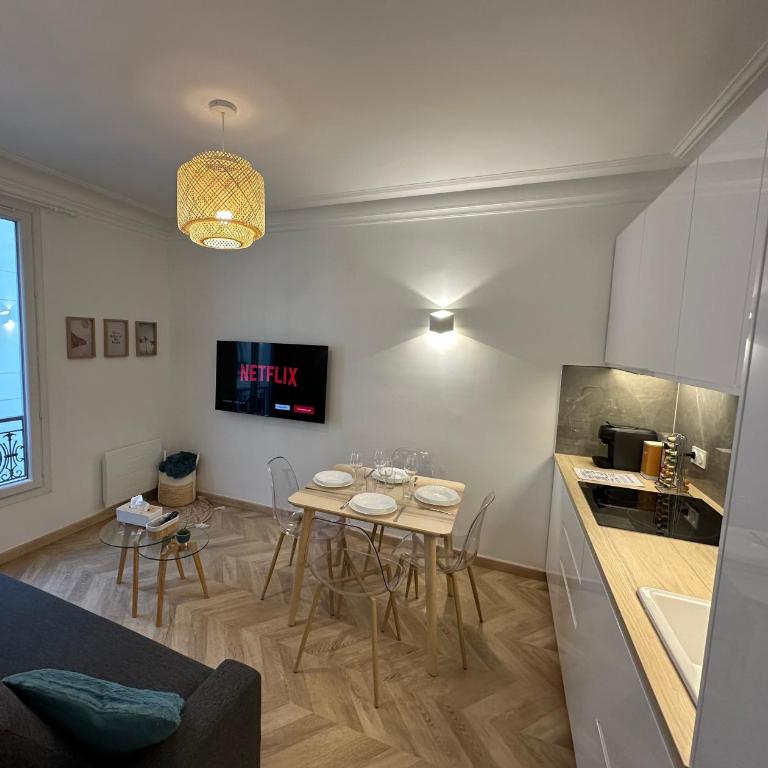 PARIS-ALESIA Super appartement 2 pièces de 39m2 - très cosy pour 1 - 5 personnes totalement refait à NEUF -ENTIRE APARTMENT LUXURIOUS AND WARM -PARIS ALESIA 14ème - Proche Aéroport Paris-Orly - Parc des Expositions Porte de Versailles FREE WIFI GRATUIT - One-Bedroom Apartment - 4