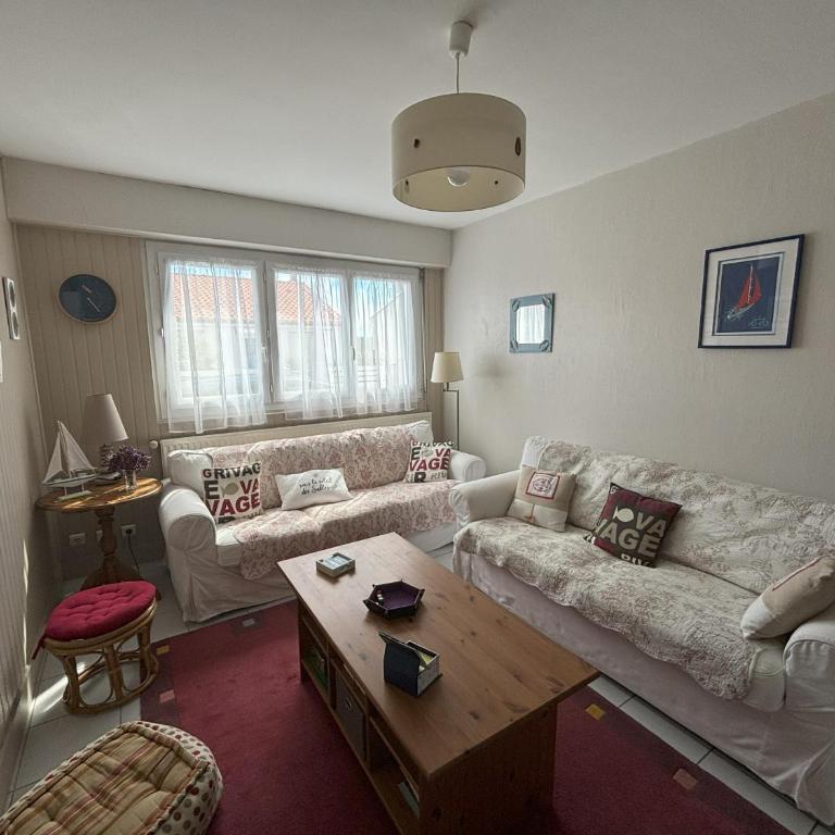 Maison 2 Chambres avec Jardin, Quartier La Chaume, Proche Plage et Commerces - FR-1-197-591 - Maison de Vacances - 17