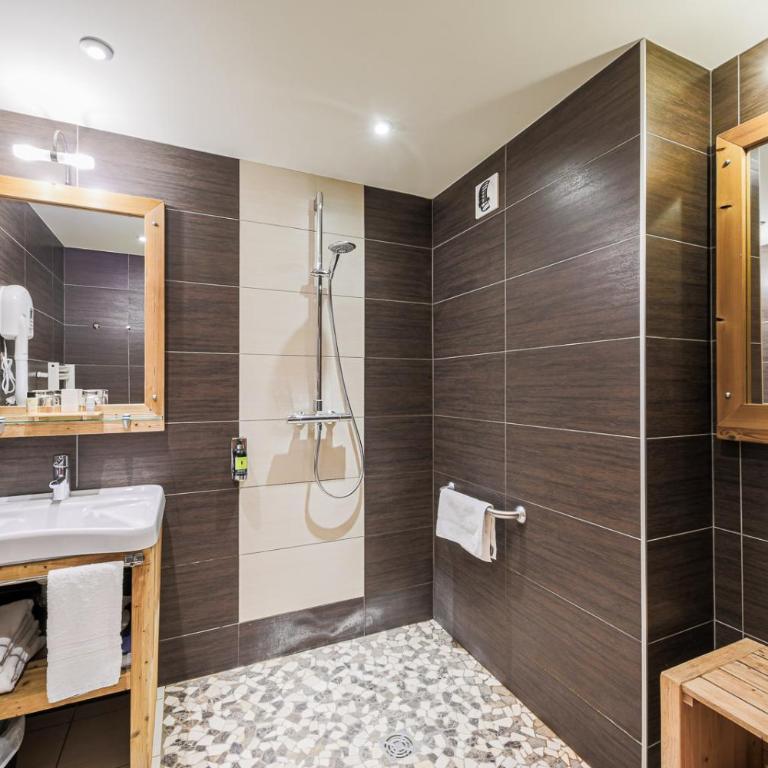 Hôtel et Spa les Clarines - Chambre Lit King-Size avec Douche Accessible en Fauteuil Roulant - Adaptée aux Personnes à Mobilité Réduite - 2