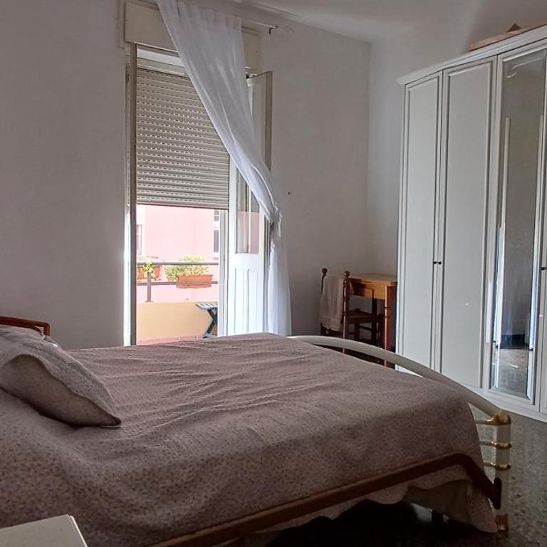 Super Central Rooms - King Room with Balcony - 1