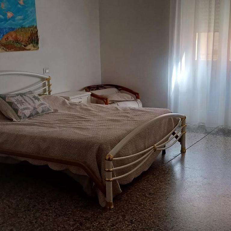 Super Central Rooms - King Room with Balcony - 4