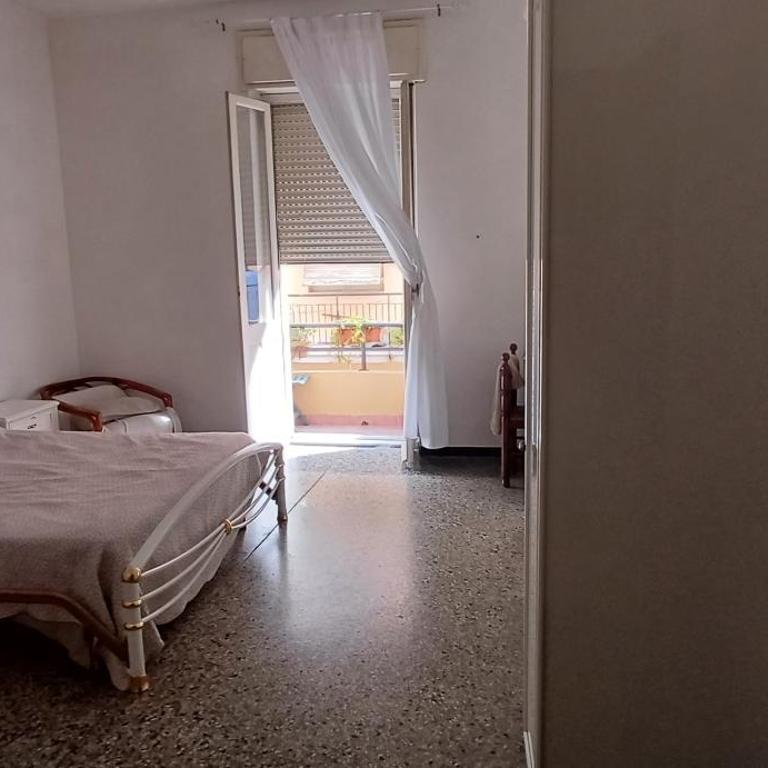Super Central Rooms - King Room with Balcony - 5