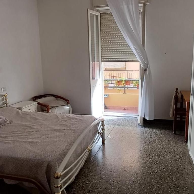 Super Central Rooms - King Room with Balcony - 12