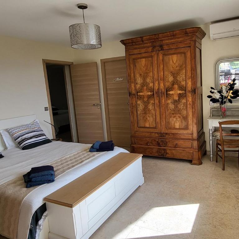 "La Colombe sous les Oliviers" Gîte jusqu'à 4 personnes - 75m2 - Sur Boooking - Rez de jardin Piscine Vue mer et lac - Casa Vacanze - 26