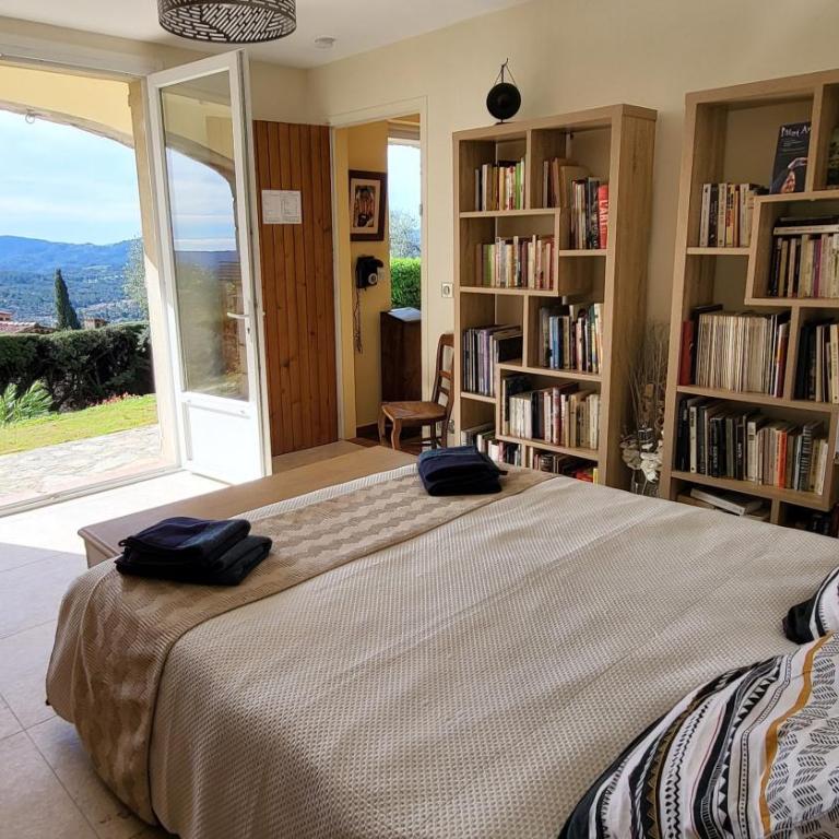 "La Colombe sous les Oliviers" Gîte jusqu'à 4 personnes - 75m2 - Sur Boooking - Rez de jardin Piscine Vue mer et lac - Casa Vacanze - 7
