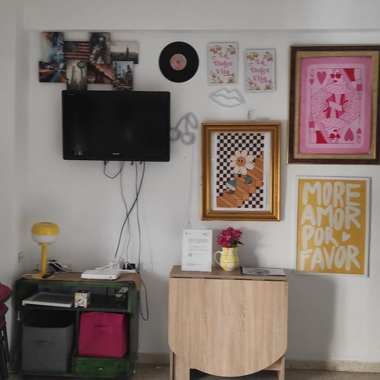 Céntrico piso con aparcamiento gratuito - Apartment - 15