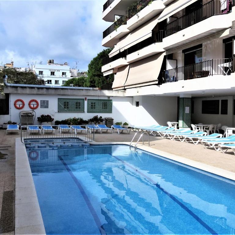 Estudio un solo ambiente céntrico muy cerca de la playa con piscina y terraza - Estudio con vistas a la piscina - 1