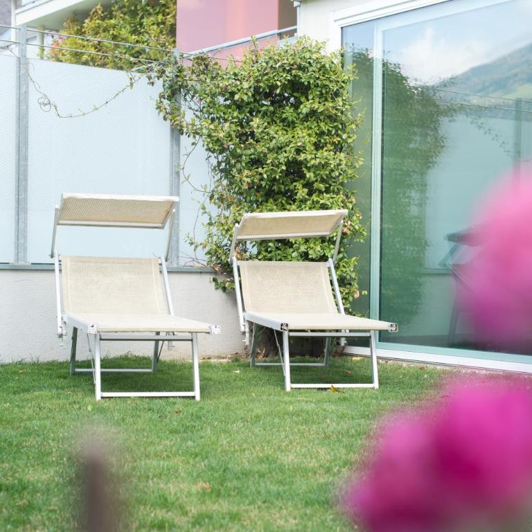 Residence Ferienwohnungen Santner - Moderne zentrale Ferienwohnungen in Naturns Südtirol - mit Parkplatz - Appartamento con Vista Giardino - 1