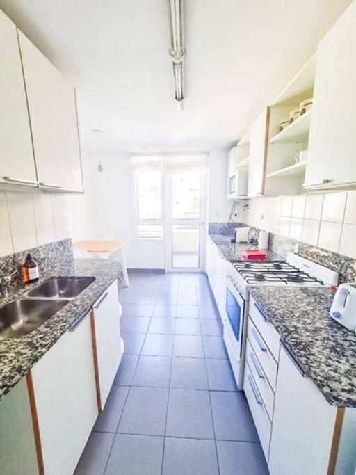3 ambientes, 2 baños completos, Seguridad 24hs - Apartamento de 2 dormitorios - 30