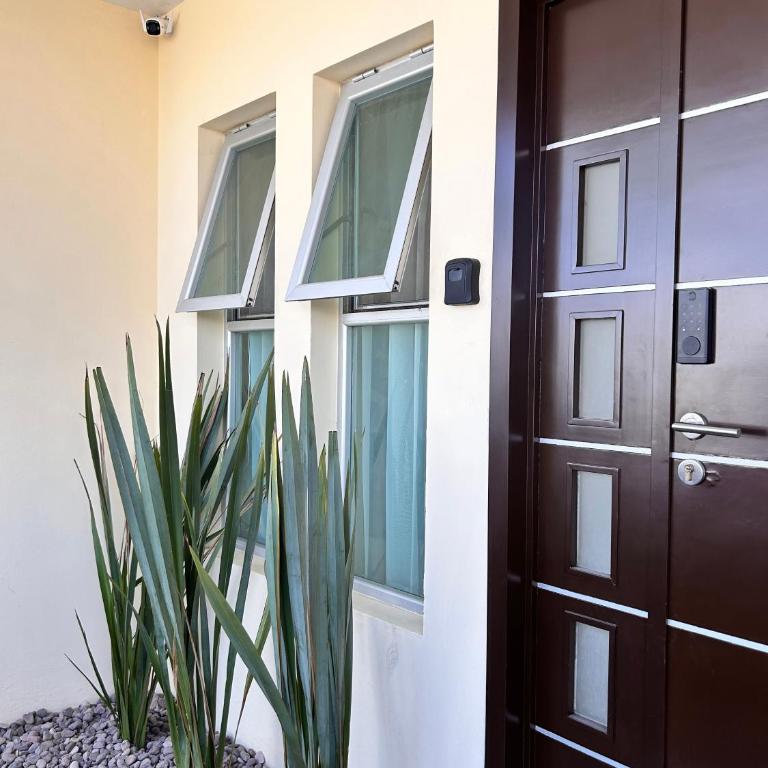 Nueva Galicia residencial, es una propiedad completa al sur de la ciudad que te ofrece modernidad, espacio, tranquilidad, cuenta con 4 recamaras 3 baños completos y 2 cajones de estacionamiento privados - Five-Bedroom House - 58
